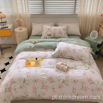 Conjunto de cama claro e perfumado